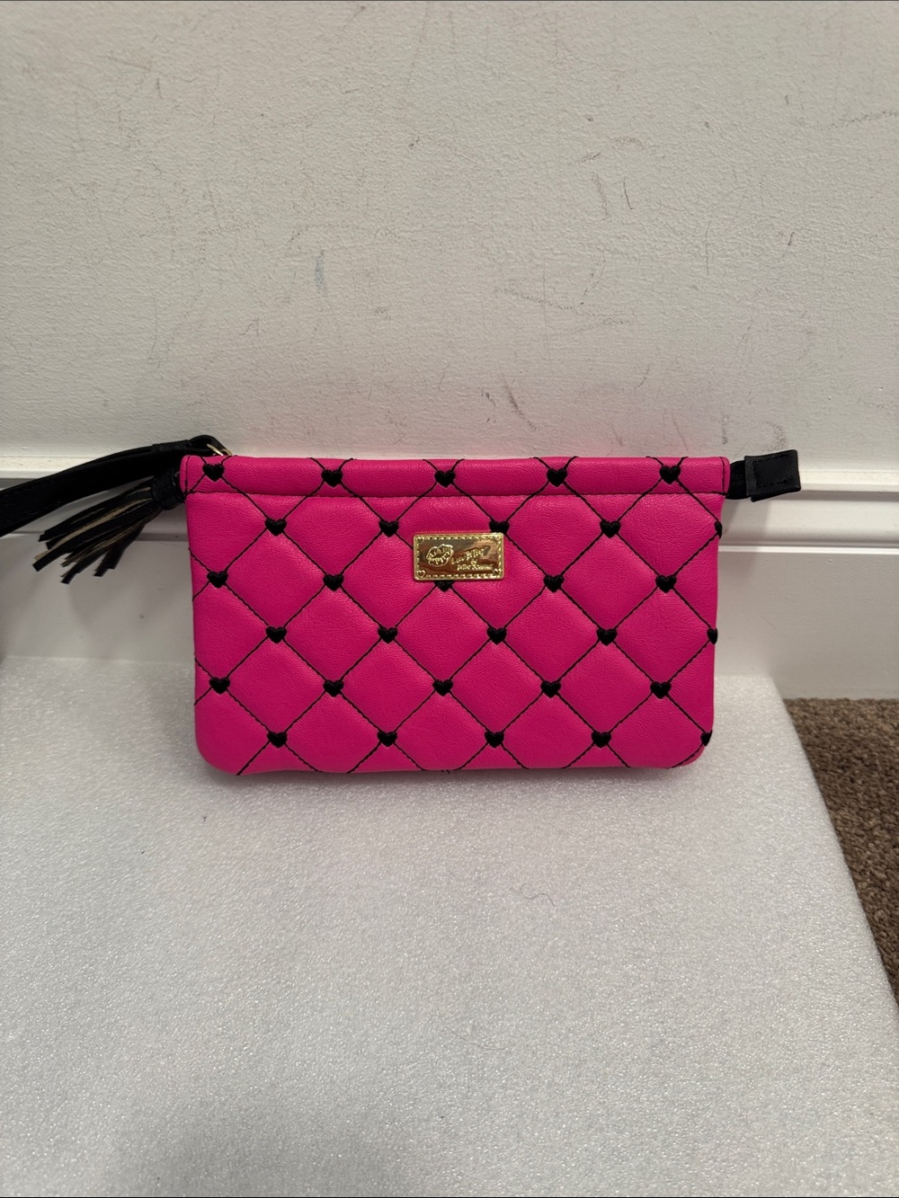Betsey Johnson luv Betsey pink & black heart quilted wristlet wallet
